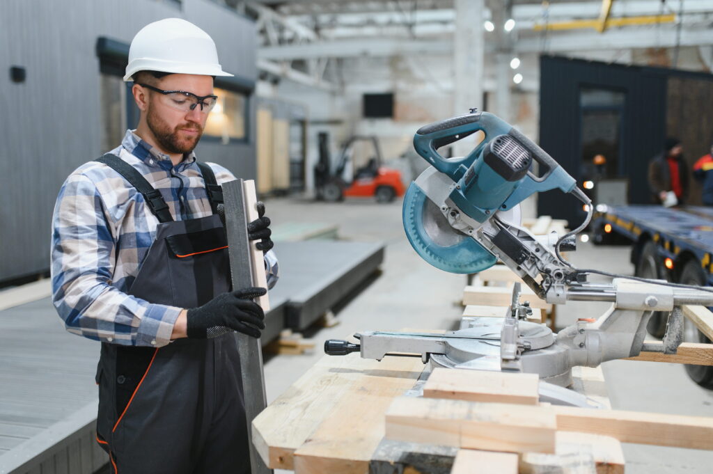 Zimmermann in der Sägeindustrie arbeitet mit Sonderwerkzeugen